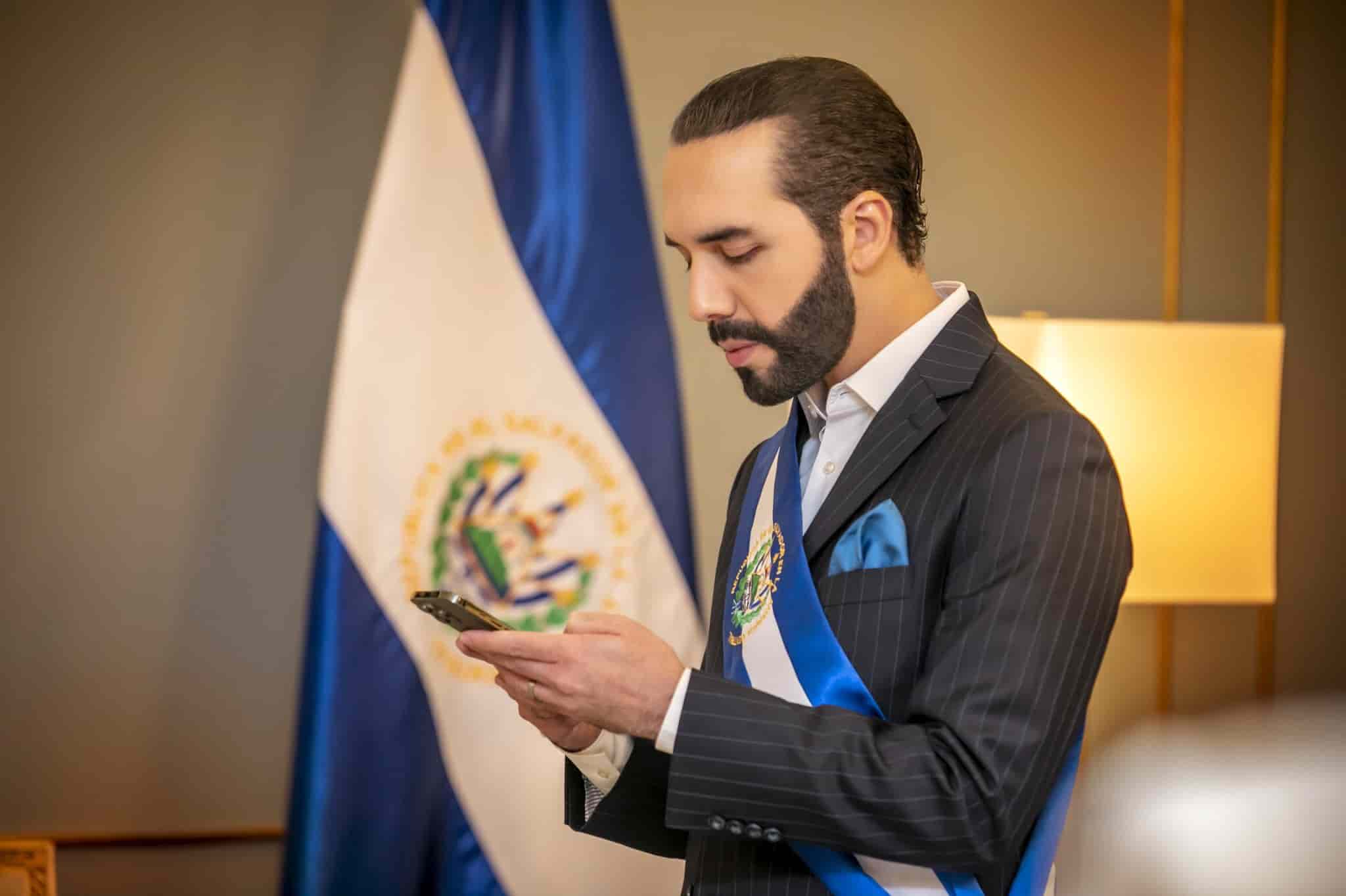 El Salvador paga dívidas de US$ 800 milhões e critica mídia no Twitter