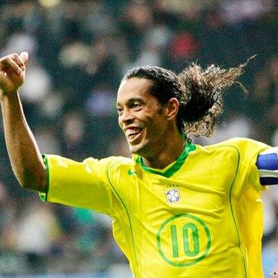 Astro da Seleção Brasileira, ex-jogador Ronaldinho Gaúcho anuncia sua mais nova coleção NFT Dinhos, em parceria com a Shirtum