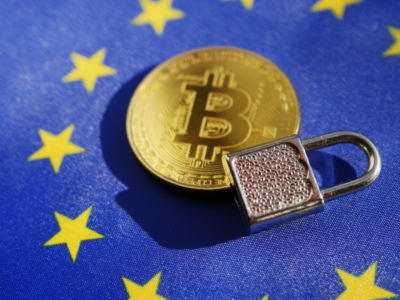 Autoridade mais alta de serviços financeiros da União Europeia pede uma regulamentação global para criptomoedas e convida EUA para aliança