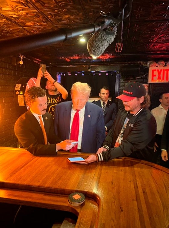 Donald Trump Realiza Compra Histórica com Bitcoin em Bar de Nova York