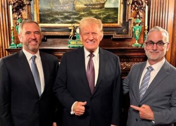 XRP Busca Recuperação Após Queda; CEO da Ripple Encontra Trump em Jantar Estratégico