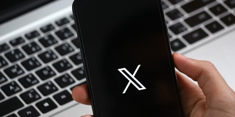 X reformula anúncios com IA e mira integração total do app